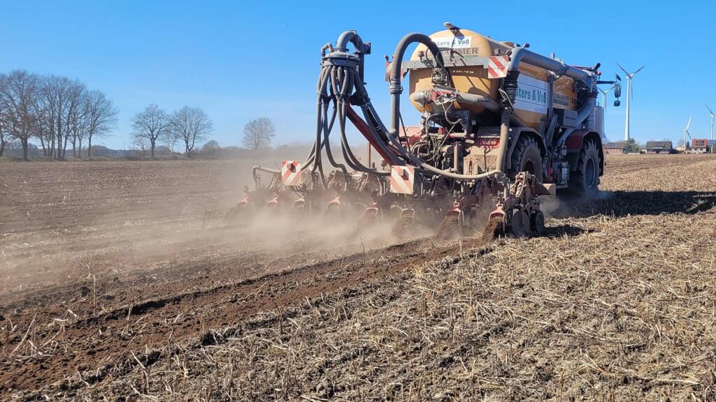 Gärrest ausbringen mit Strip Till Gerät