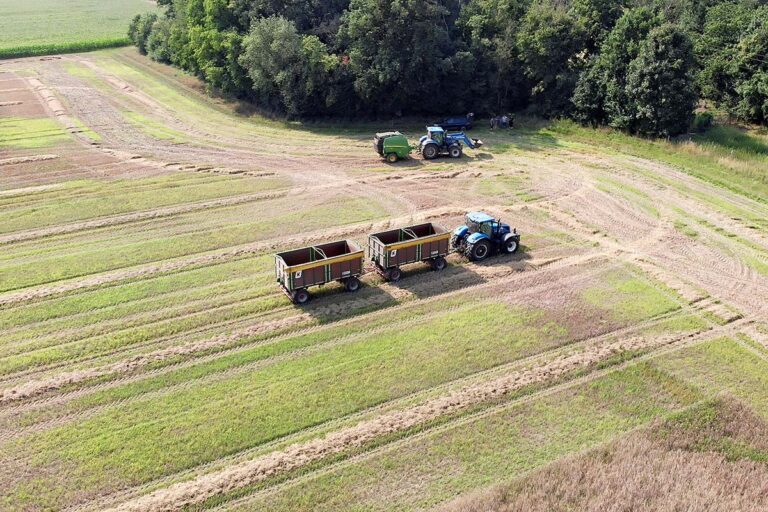 Strohernte mit Traktor und Anhängern der Agrargenossenschaft Pirow eG