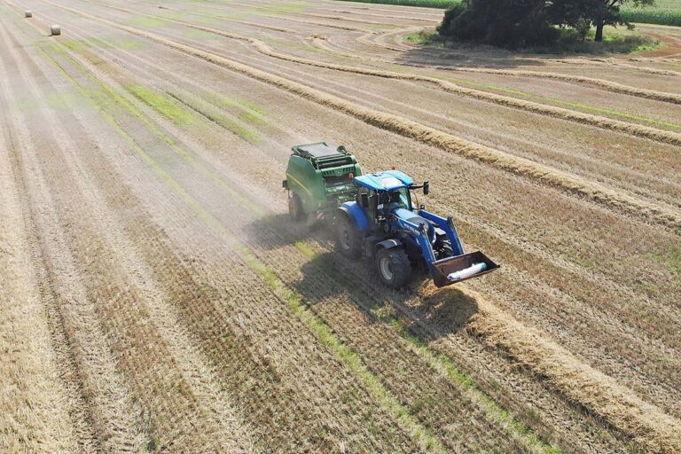 Rundballenpressen im Einsatz auf dem Strohfeld